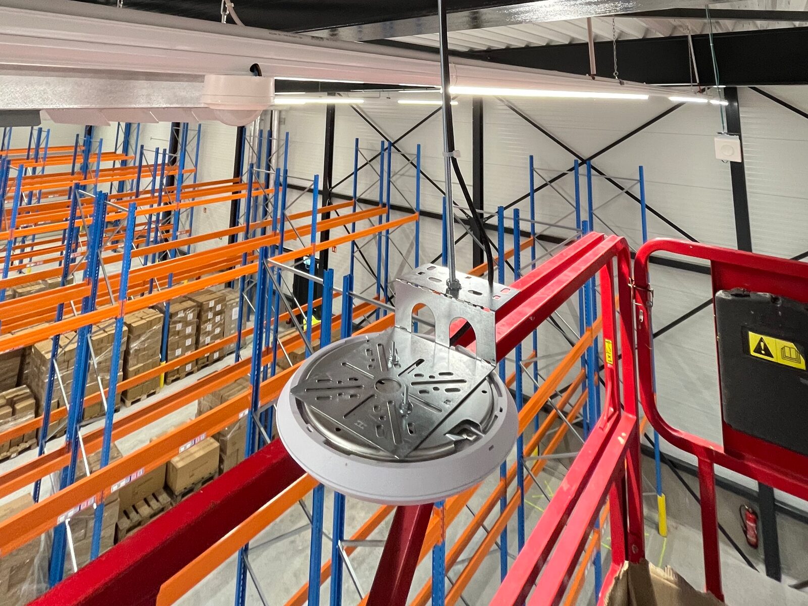Montage eines UniFi Access Points in der Lagerhalle des Verpackungsherstellers